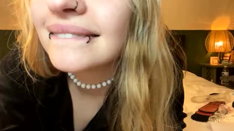 Ellie  online show from March 4, 1:13 am