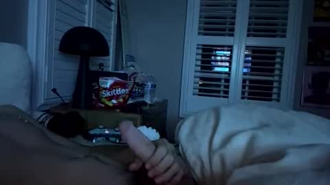 Snapshot of big130236 chatting on October 28, 4:24 am big130236 online show from October 28, 4:24 am