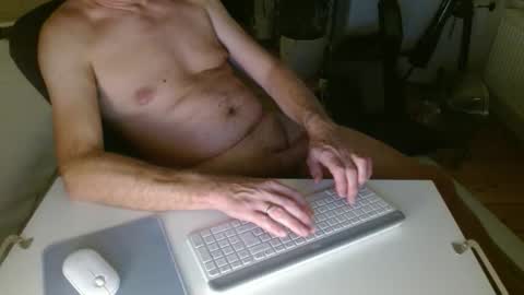 Snapshot of bisexual_older_dad chatting on September 11, 9:27 pm bisexual_older_dad online show from September 11, 9:27 pm