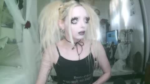 vampire fang  online show from December 17, 10:05 pm