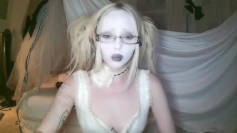 vampire fang  online show from February 15, 7:10 am