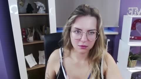 Z O E Y online show from September 18, 4:49 am