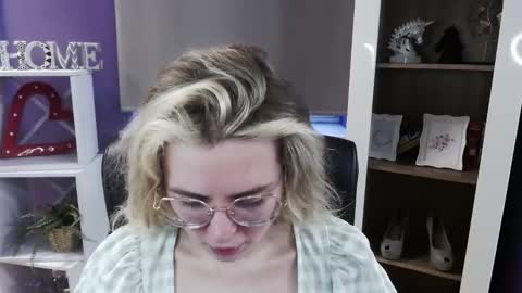 Z O E Y online show from March 11, 6:05 am