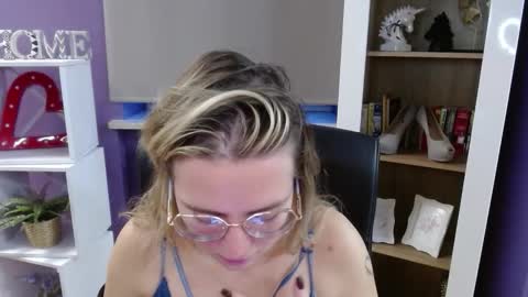 Z O E Y online show from November 21, 6:44 am