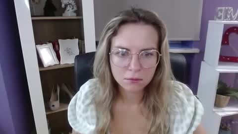 Z O E Y online show from October 2, 5:06 am