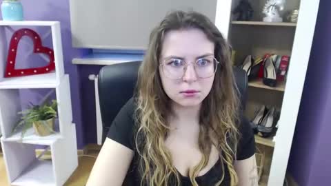 Z O E Y online show from March 5, 5:40 am