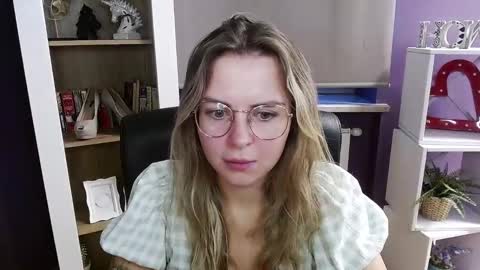 Z O E Y online show from October 10, 5:13 am