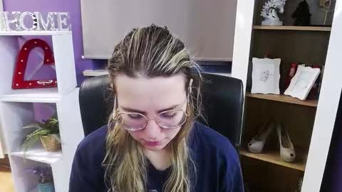 Z O E Y online show from December 17, 6:53 am