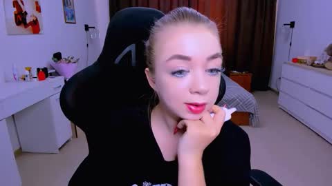 Snapshot of blinkofeyess chatting on September 25, 12:23 pm Nicole online show from September 25, 12:23 pm