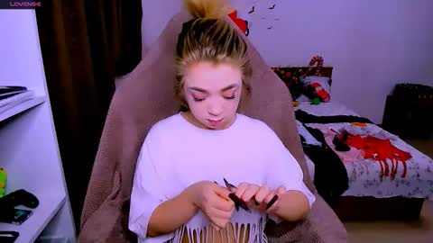 Nicole online show from December 14, 6:19 am