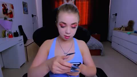 Snapshot of blinkofeyess chatting on October 7, 8:10 am Nicole online show from October 7, 8:10 am
