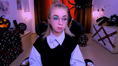 Snapshot of blinkofeyess chatting on October 9, 8:42 am Nicole online show from October 9, 8:42 am