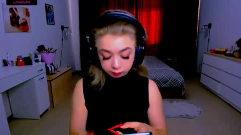 Snapshot of blinkofeyess chatting on September 10, 8:26 am Nicole online show from September 10, 8:26 am
