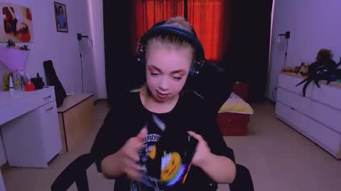 Snapshot of blinkofeyess chatting on October 8, 8:31 am Nicole online show from October 8, 8:31 am