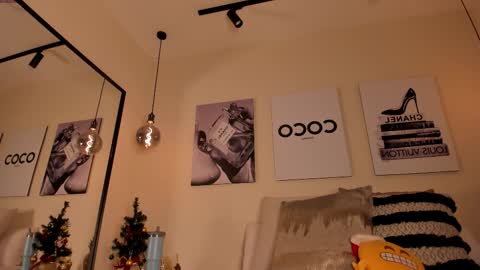 blue_anngel online show from December 19, 2:40 am