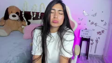 Snapshot of blue_petite chatting on March 5, 5:18 pm Linda online show from March 5, 5:18 pm