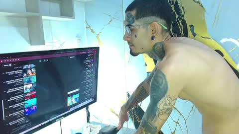 boy_tatto77 online show from April 22, 2:13 pm