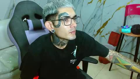 boy_tatto77 online show from February 5, 7:06 pm