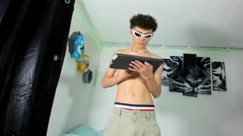 boys4hot_777 online show from March 8, 3:13 pm