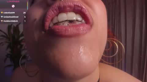 Snapshot of bri_von_dhara_ chatting on October 10, 5:08 pm Bri online show from October 10, 5:08 pm