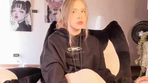 Nat  Independent model  Please help me to reach 200 thumbs up online show from March 23, 6:13 pm