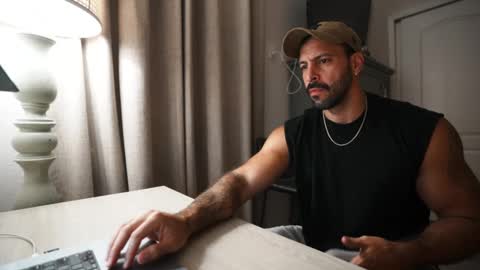 Snapshot of brucestryker chatting on September 30, 1:38 am onlyfans BRUCESTRYKER online show from September 30, 1:38 am