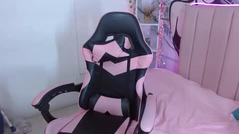 calma_andrears707 online show from April 7, 9:28 pm