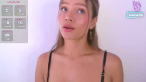 Snapshot of camilamonroee chatting on October 21, 2:43 pm Camila Monroee online show from October 21, 2:43 pm