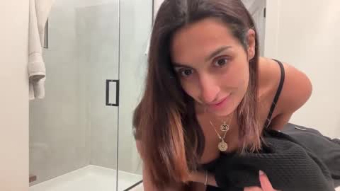 Snapshot of camiliakxoxo chatting on February 5, 3:23 am camiliakxoxo online show from February 5, 3:23 am