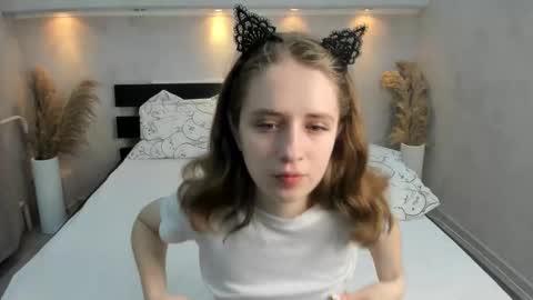 Snapshot of camilla_kelly chatting on October 17, 1:20 am Camilla online show from October 17, 1:20 am