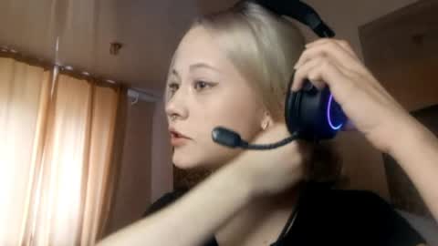 Mia online show from April 10, 11:37 am