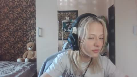 Mia online show from April 20, 12:30 pm