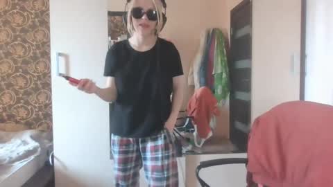 Mia online show from April 18, 12:07 pm