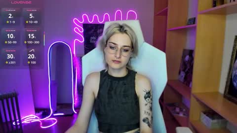 Caroline online show from October 19, 2:27 am