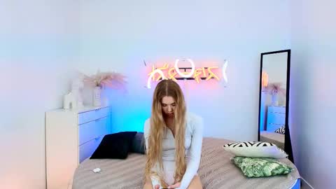 Snapshot of cassie_palmer chatting on March 4, 10:57 am Hello my name is Cassie and my friend Nilo is also here online show from March 4, 10:57 am