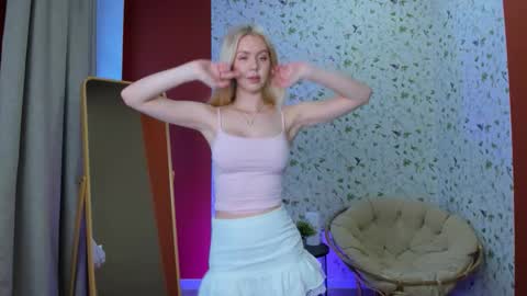 Snapshot of cassie_palmer chatting on October 10, 6:52 am Hello my name is Cassie and my friend Nilo is also here online show from October 10, 6:52 am