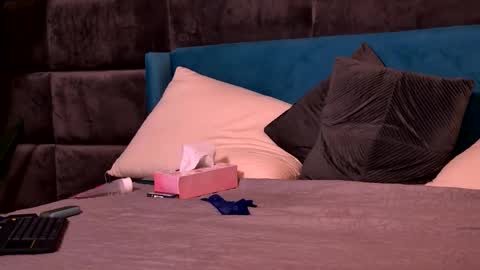 CatalynaVega online show from April 19, 6:10 pm