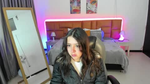 catti_brie_ online show from April 17, 11:23 am