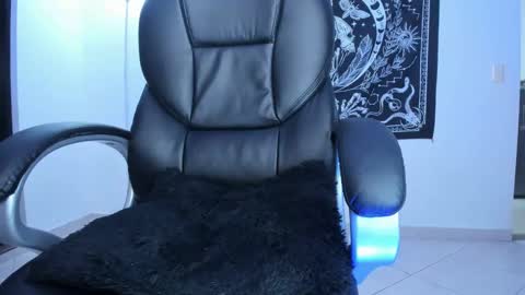   online show from December 3, 10:12 am