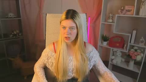 your cute kitty online show from April 15, 7:06 pm