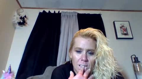 Snapshot of chaosangel33 chatting on October 10, 11:16 am Ms. Behaving online show from October 10, 11:16 am