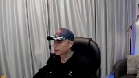 charlie_foxie online show from April 21, 3:35 am