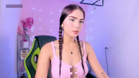 Snapshot of charlotteee_02 chatting on October 4, 8:34 am charlotteee online show from October 4, 8:34 am