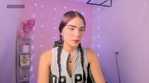 Snapshot of charlotteee_02 chatting on October 1, 4:00 am charlotteee online show from October 1, 4:00 am