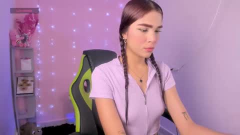 Snapshot of charlotteee_02 chatting on October 8, 4:18 am charlotteee online show from October 8, 4:18 am