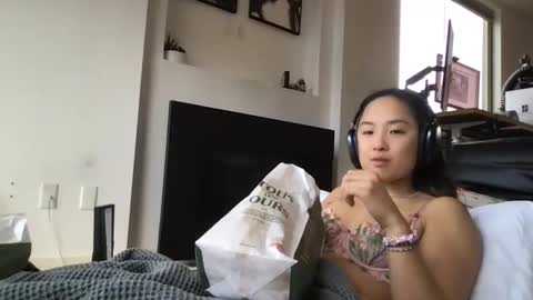 Snapshot of chellybear101 chatting on December 24, 6:28 pm chellybear101 online show from December 24, 6:28 pm