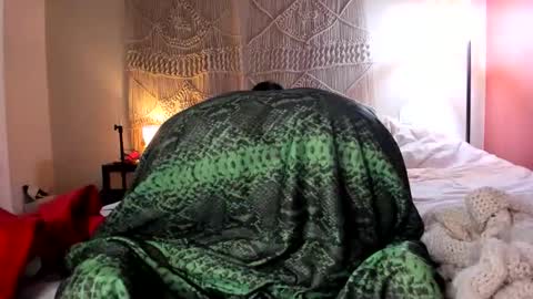 yoursensualparadise online show from March 14, 9:52 pm