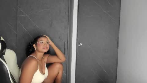 Snapshot of chloe_evans21 chatting on October 22, 1:31 am chloe online show from October 22, 1:31 am