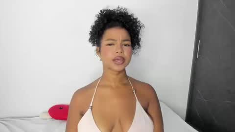 Snapshot of chloe_evans21 chatting on September 23, 1:32 am chloe online show from September 23, 1:32 am