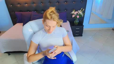 CHLOE online show from December 11, 8:39 pm